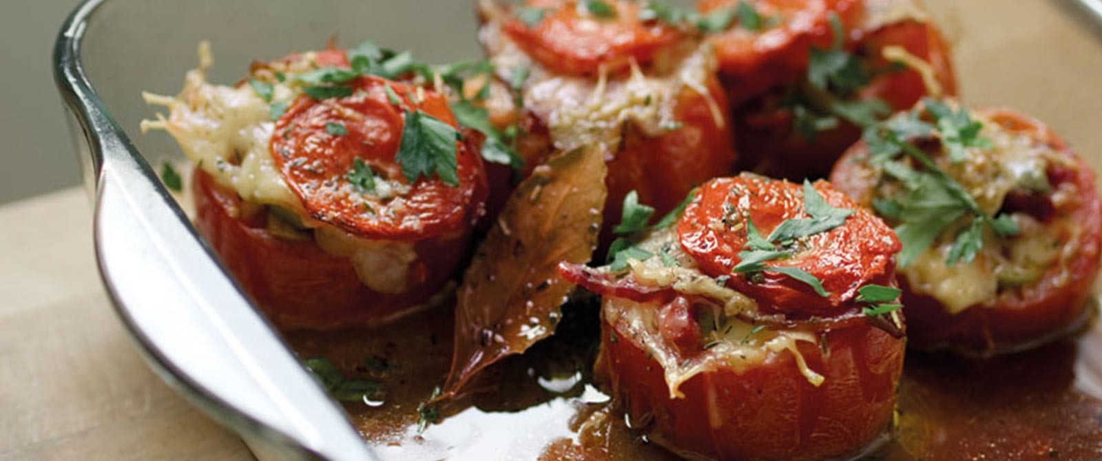 Tomates y albahaca acompañados por los Alas y Me cuvée. Le Nez dans le Verre